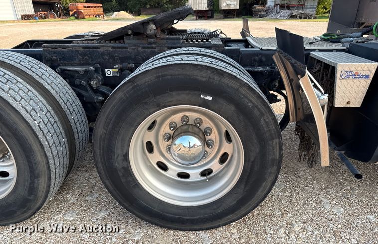 image for item ED5803 2006 Peterbilt 379 semi truck