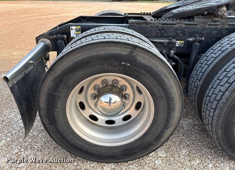 image for item ED5803 2006 Peterbilt 379 semi truck