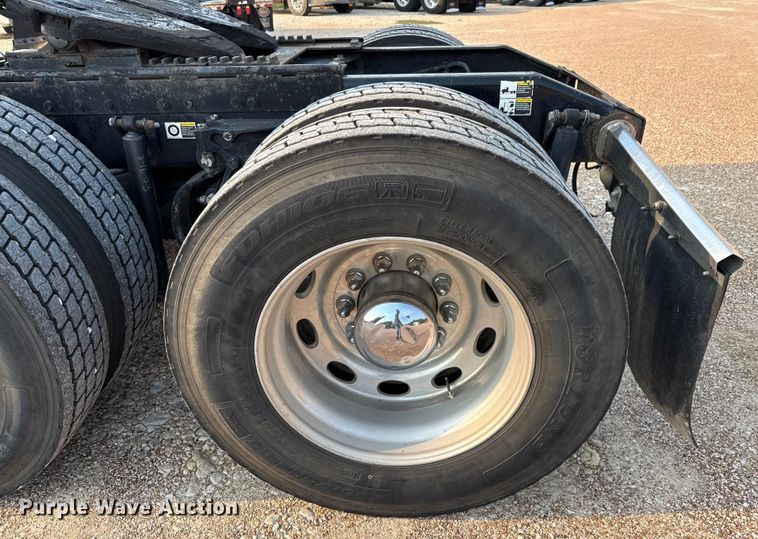 image for item ED5803 2006 Peterbilt 379 semi truck