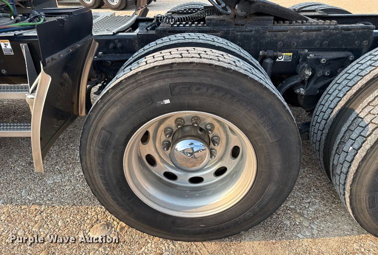 image for item ED5803 2006 Peterbilt 379 semi truck