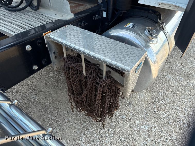 image for item ED5804 2017 Peterbilt 567 semi truck