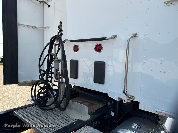 image for item ED5804 2017 Peterbilt 567 semi truck