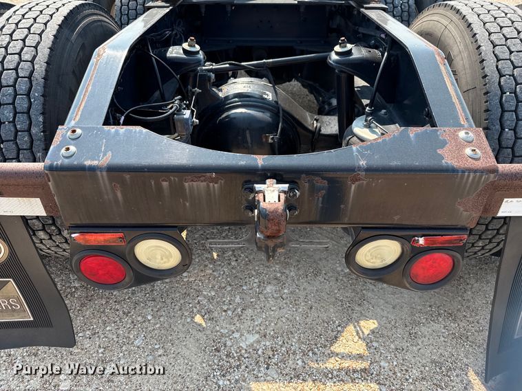 image for item ED5804 2017 Peterbilt 567 semi truck