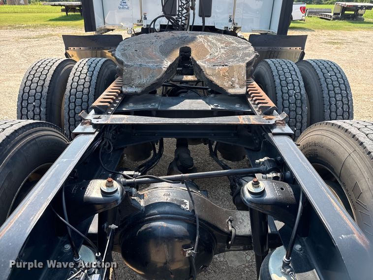 image for item ED5804 2017 Peterbilt 567 semi truck