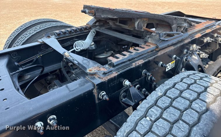 image for item ED5804 2017 Peterbilt 567 semi truck