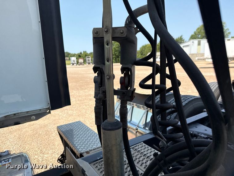 image for item ED5804 2017 Peterbilt 567 semi truck