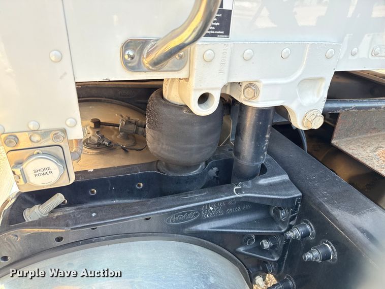 image for item ED5804 2017 Peterbilt 567 semi truck