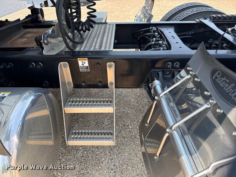 image for item ED5804 2017 Peterbilt 567 semi truck