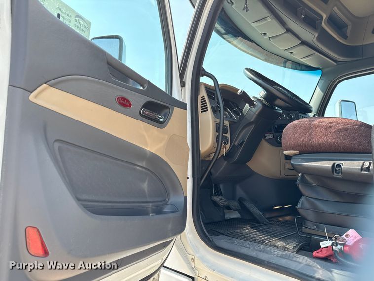 image for item ED5804 2017 Peterbilt 567 semi truck