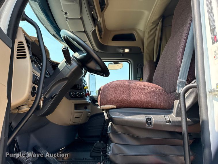 image for item ED5804 2017 Peterbilt 567 semi truck