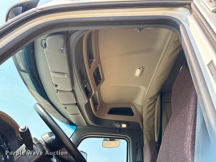 image for item ED5804 2017 Peterbilt 567 semi truck