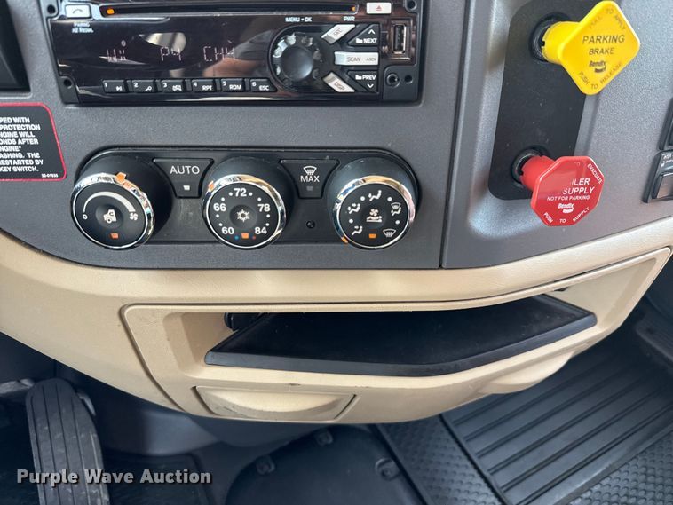 image for item ED5804 2017 Peterbilt 567 semi truck