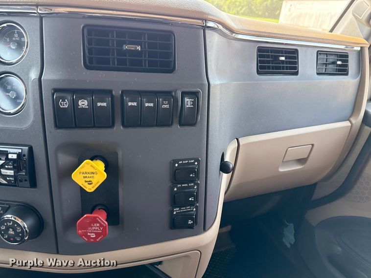 image for item ED5804 2017 Peterbilt 567 semi truck