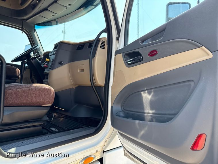 image for item ED5804 2017 Peterbilt 567 semi truck