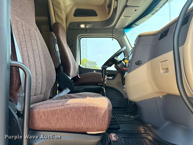 image for item ED5804 2017 Peterbilt 567 semi truck