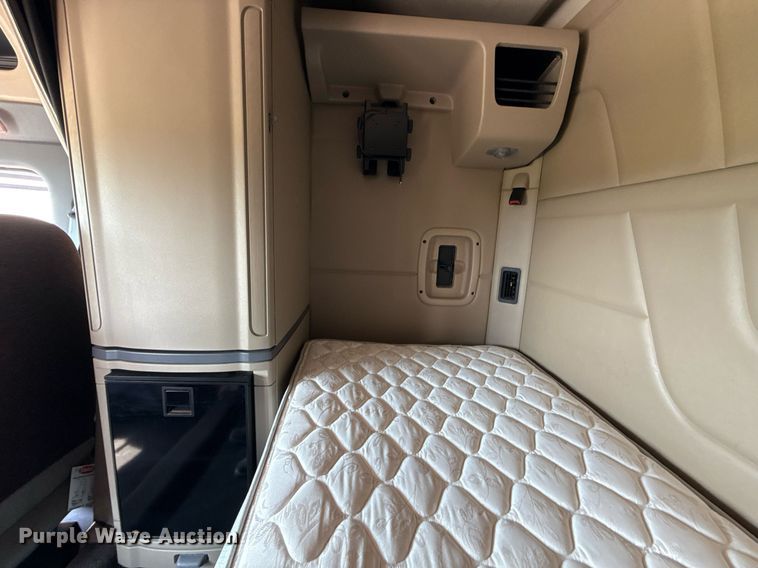 image for item ED5804 2017 Peterbilt 567 semi truck