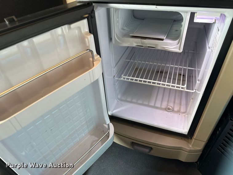 image for item ED5804 2017 Peterbilt 567 semi truck