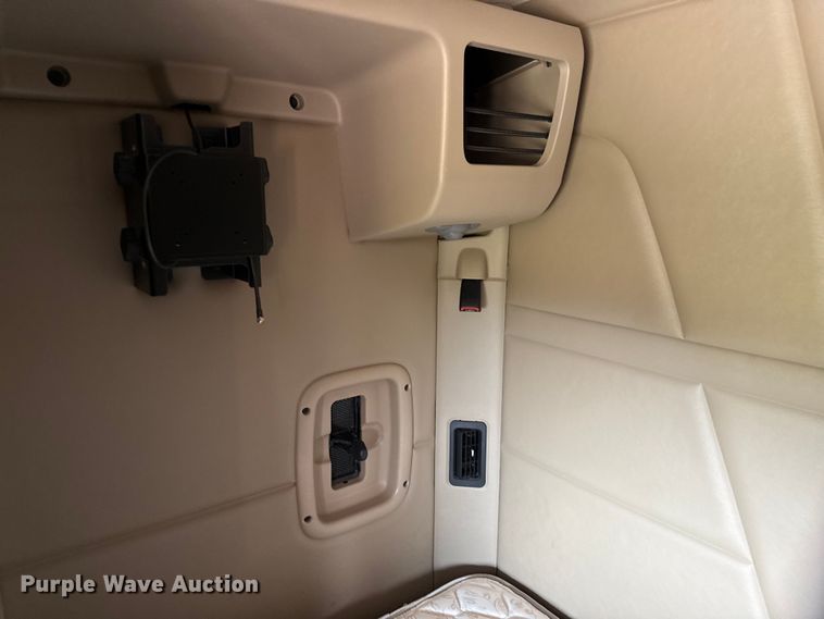 image for item ED5804 2017 Peterbilt 567 semi truck