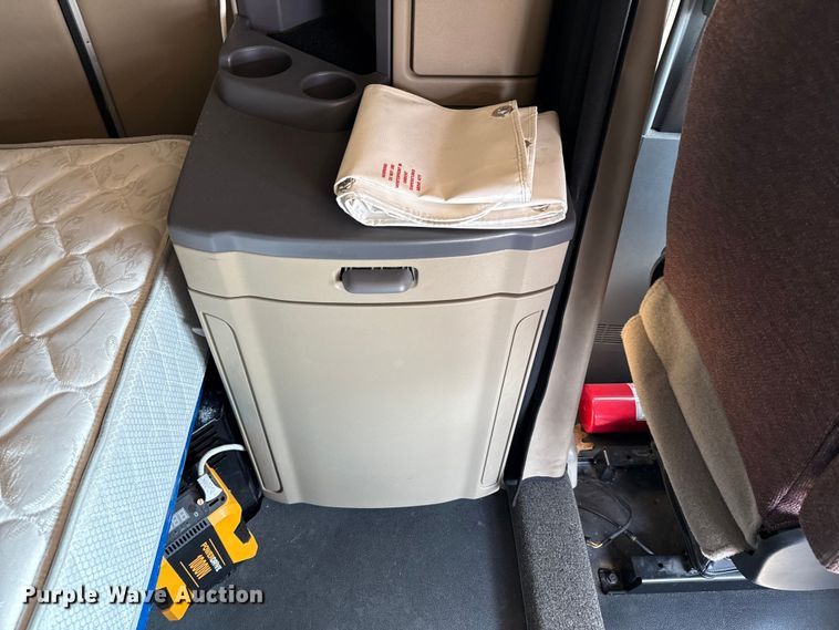 image for item ED5804 2017 Peterbilt 567 semi truck