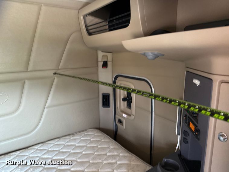 image for item ED5804 2017 Peterbilt 567 semi truck