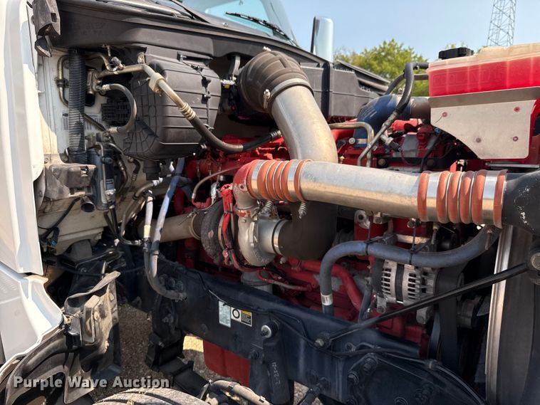 image for item ED5804 2017 Peterbilt 567 semi truck