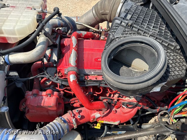 image for item ED5804 2017 Peterbilt 567 semi truck