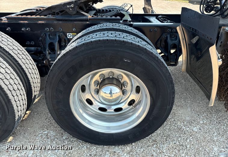 image for item ED5804 2017 Peterbilt 567 semi truck