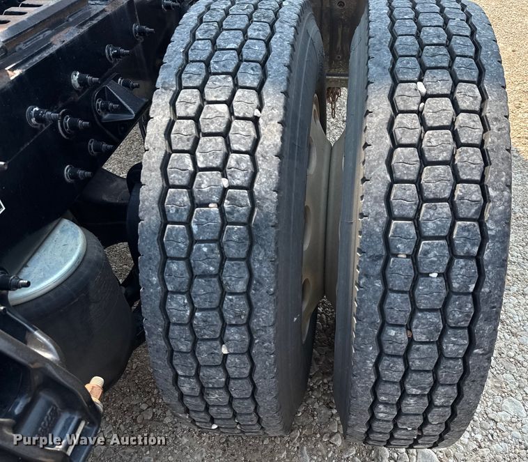 image for item ED5804 2017 Peterbilt 567 semi truck