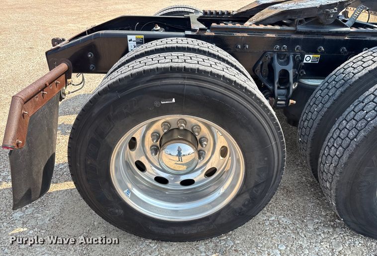 image for item ED5804 2017 Peterbilt 567 semi truck