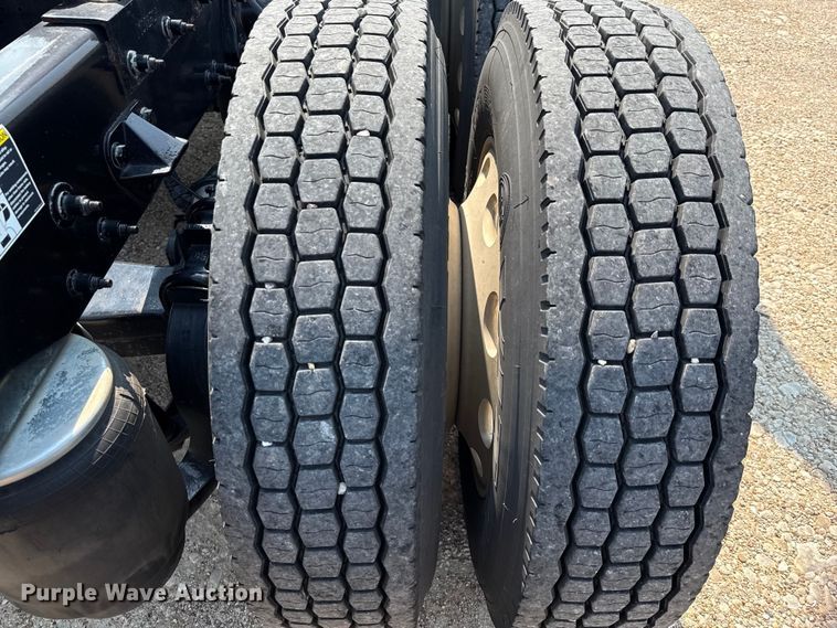 image for item ED5804 2017 Peterbilt 567 semi truck