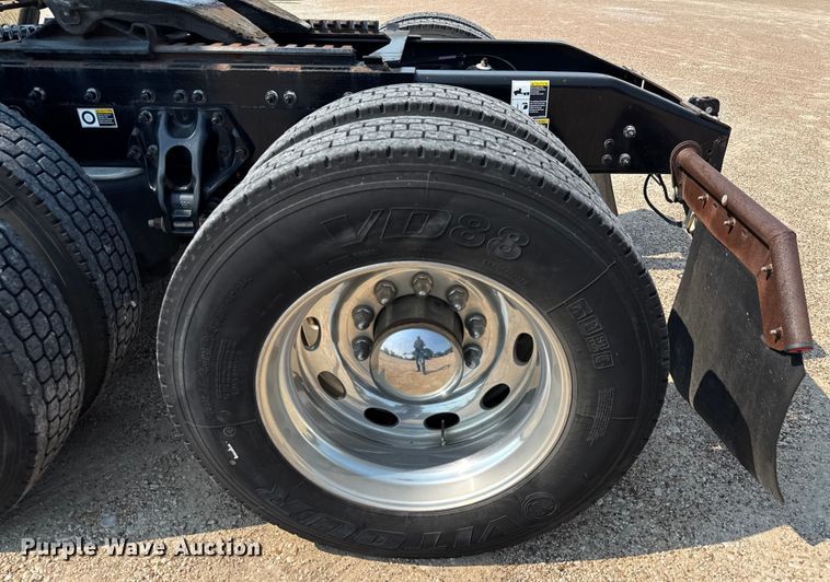 image for item ED5804 2017 Peterbilt 567 semi truck