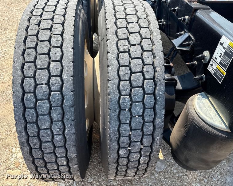 image for item ED5804 2017 Peterbilt 567 semi truck