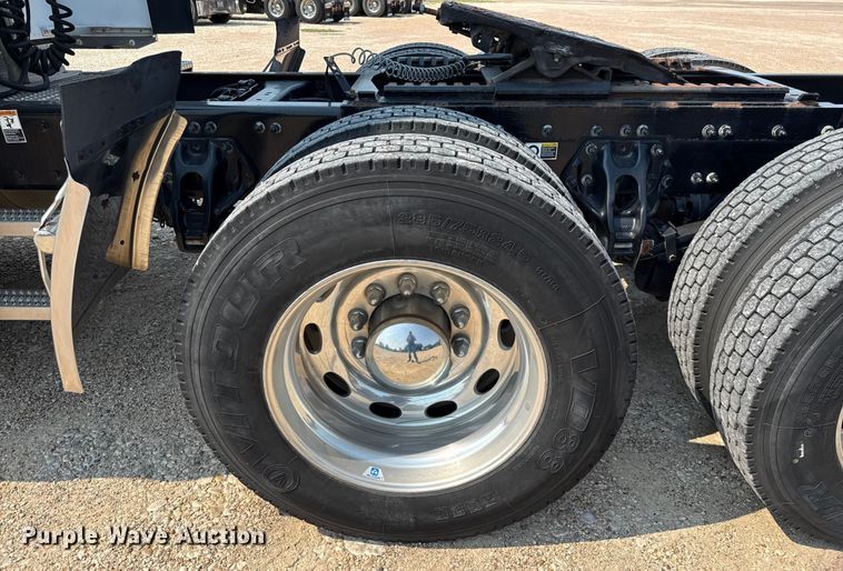 image for item ED5804 2017 Peterbilt 567 semi truck