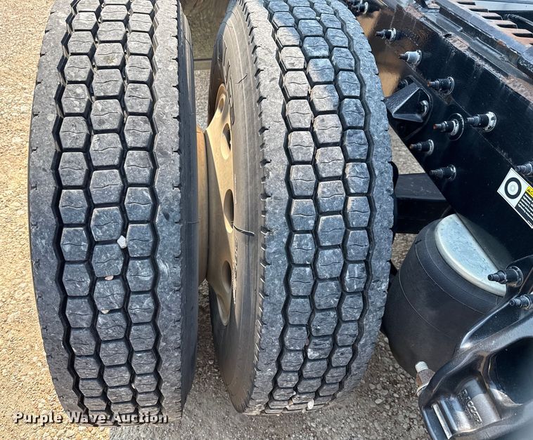 image for item ED5804 2017 Peterbilt 567 semi truck