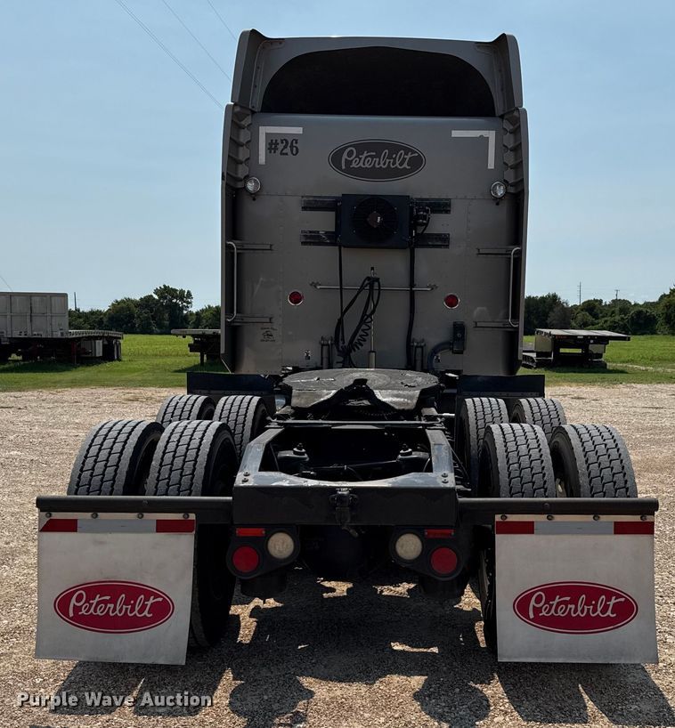 image for item ED5805 2018 Peterbilt 389 semi truck