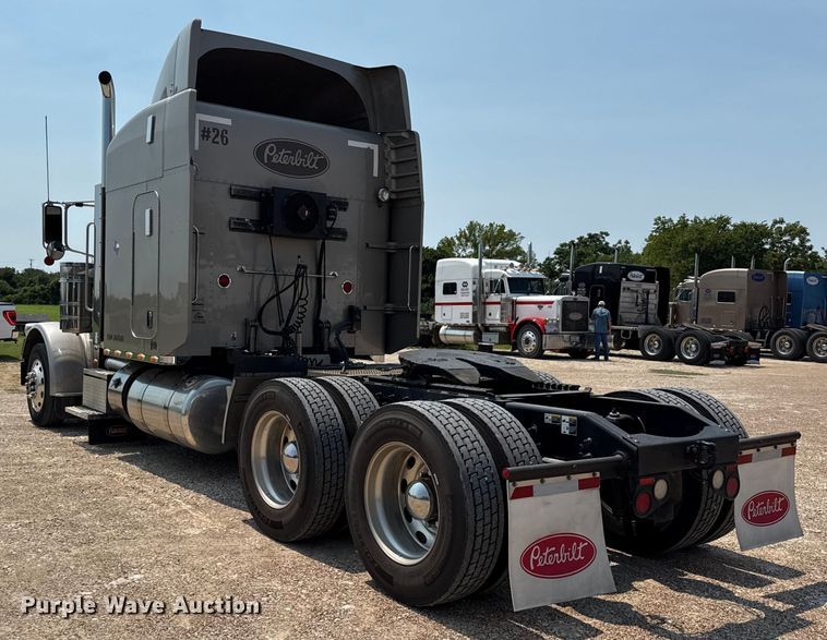 image for item ED5805 2018 Peterbilt 389 semi truck