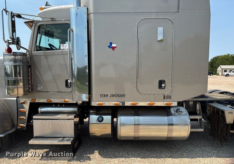 image for item ED5805 2018 Peterbilt 389 semi truck