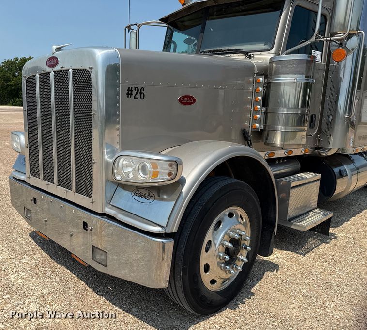 image for item ED5805 2018 Peterbilt 389 semi truck
