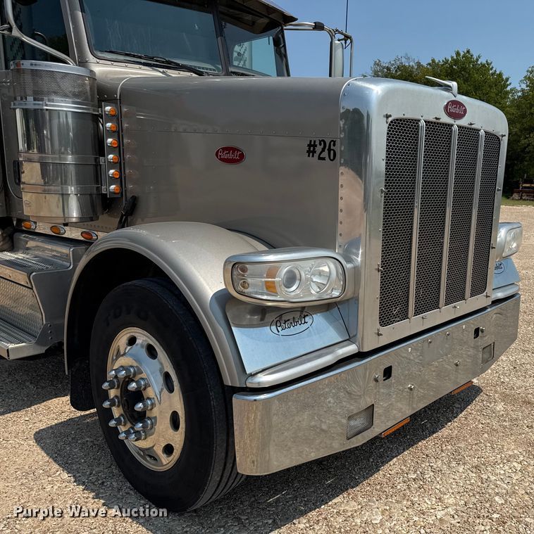 image for item ED5805 2018 Peterbilt 389 semi truck