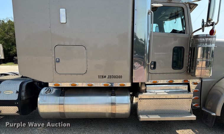 image for item ED5805 2018 Peterbilt 389 semi truck