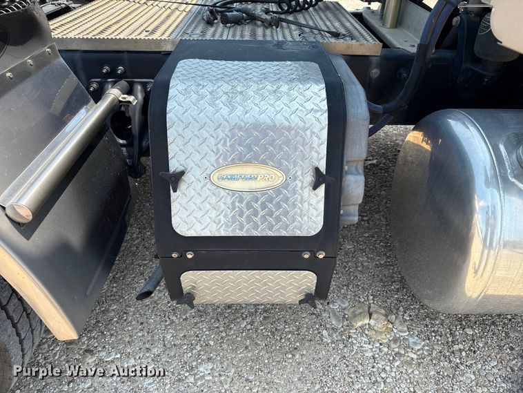 image for item ED5805 2018 Peterbilt 389 semi truck