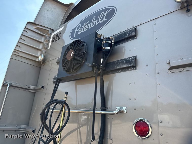 image for item ED5805 2018 Peterbilt 389 semi truck