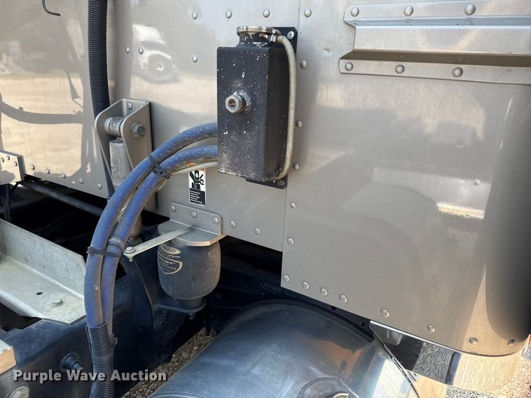 image for item ED5805 2018 Peterbilt 389 semi truck