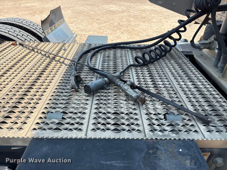 image for item ED5805 2018 Peterbilt 389 semi truck