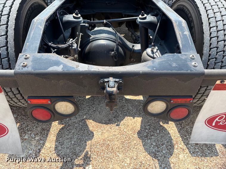image for item ED5805 2018 Peterbilt 389 semi truck