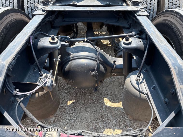 image for item ED5805 2018 Peterbilt 389 semi truck