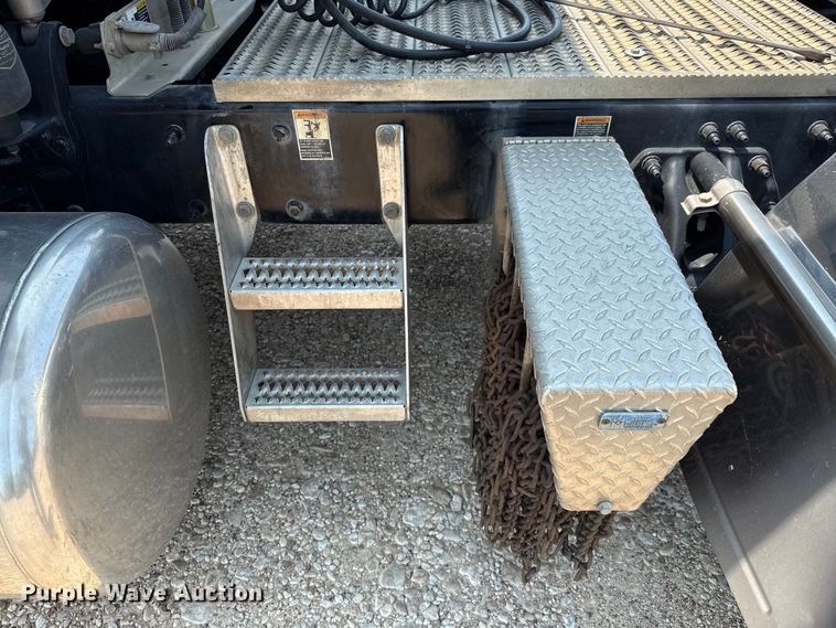 image for item ED5805 2018 Peterbilt 389 semi truck