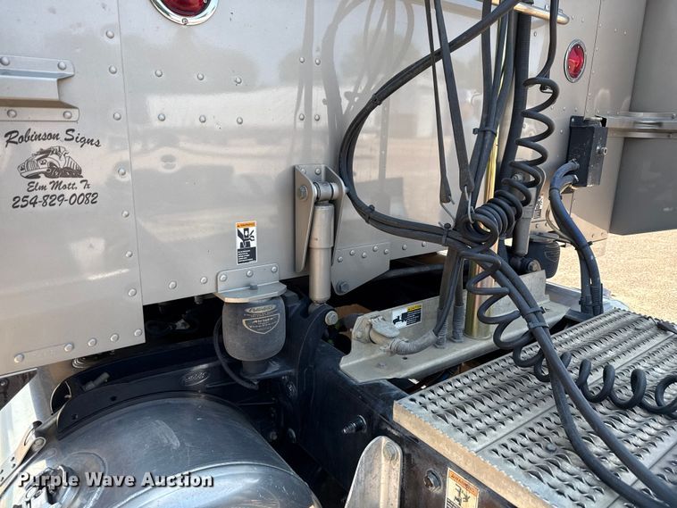 image for item ED5805 2018 Peterbilt 389 semi truck