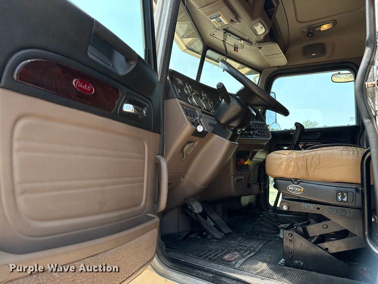 image for item ED5805 2018 Peterbilt 389 semi truck