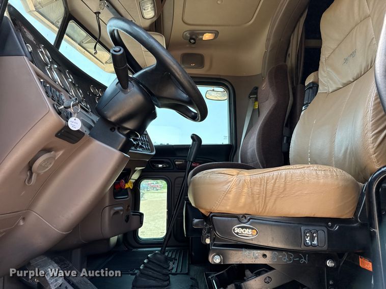 image for item ED5805 2018 Peterbilt 389 semi truck